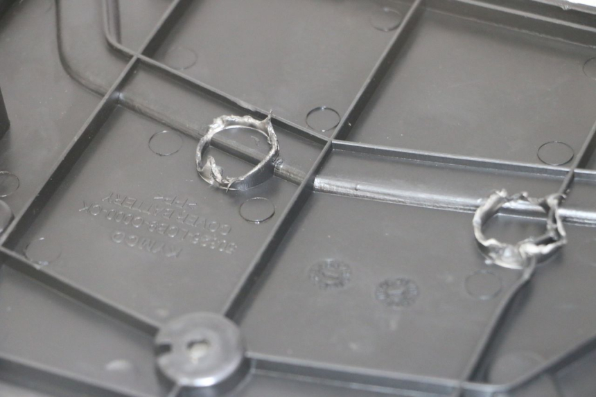 photo de BATTERIEABDECKUNG KYMCO AGILITY 4T 50 (2005 - 2018) - Zoom auf Gebrauchszustand