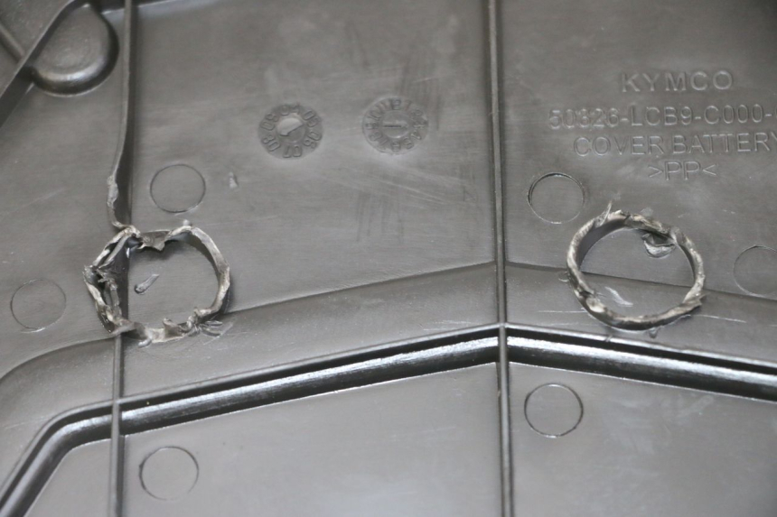 photo de BATTERIEABDECKUNG KYMCO AGILITY 4T 50 (2005 - 2018) - Alternative Perspektive