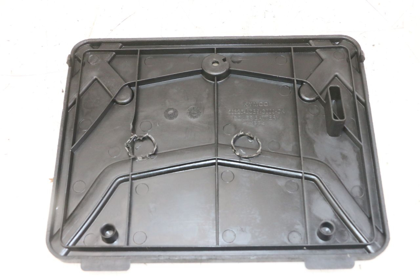 photo de BATTERIEABDECKUNG KYMCO AGILITY 4T 50 (2005 - 2018) - Technische Nahaufnahme