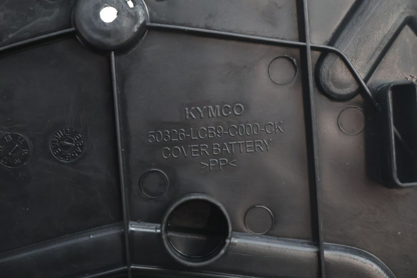 photo de BATTERIEABDECKUNG KYMCO AGILITY 4T 50 (2018 - 2022) - Details der Befestigungspunkte