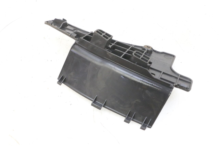 photo de BATTERIEABDECKUNG SUZUKI BURGMAN 125 (2007 - 2014) - Zoom auf Gebrauchszustand