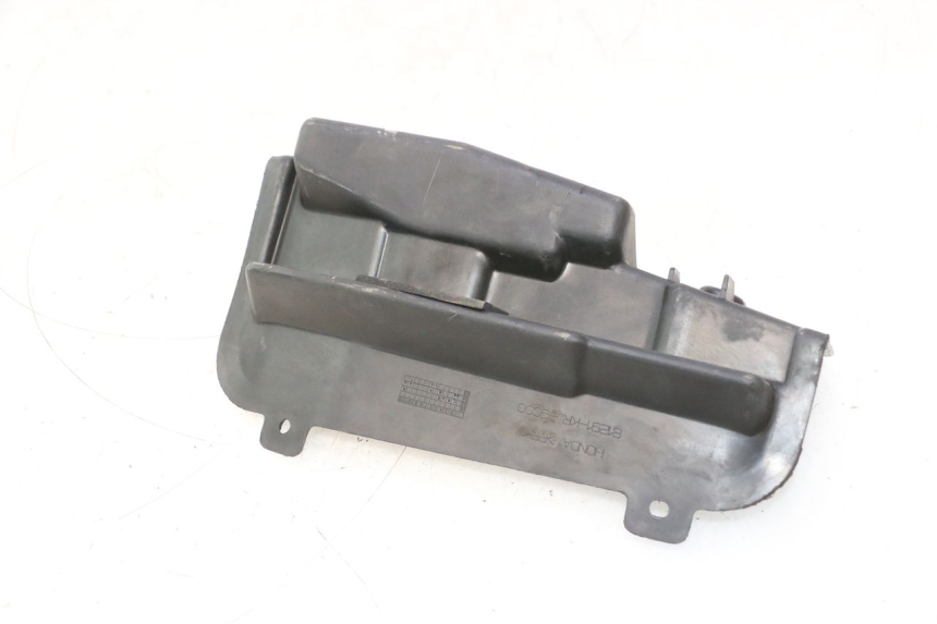 photo de BATTERIEABDECKUNG HONDA FES PANTHEON 125 (2003 - 2007) - Detailansicht des Bauteils