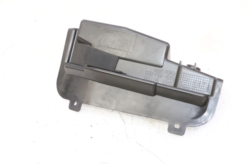 photo de BATTERIEABDECKUNG HONDA FES S-WING SWING ABS 125 (2007 - 2015) - Detailansicht des Bauteils