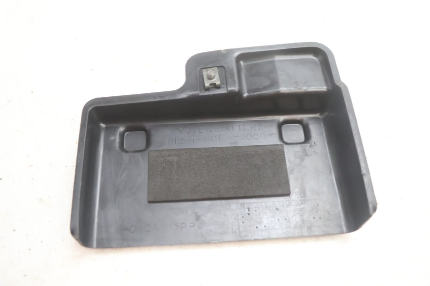 photo de BATTERIEABDECKUNG HONDA FJS SILVER WING SILVERWING 400 (2005 - 2008) - Zoom auf Gebrauchszustand