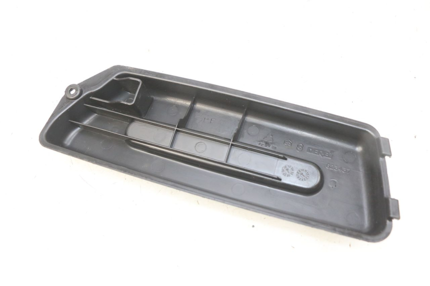 photo de BATTERIEABDECKUNG PIAGGIO FLY 2T 50 (2004 - 2017) - Zoom auf Gebrauchszustand