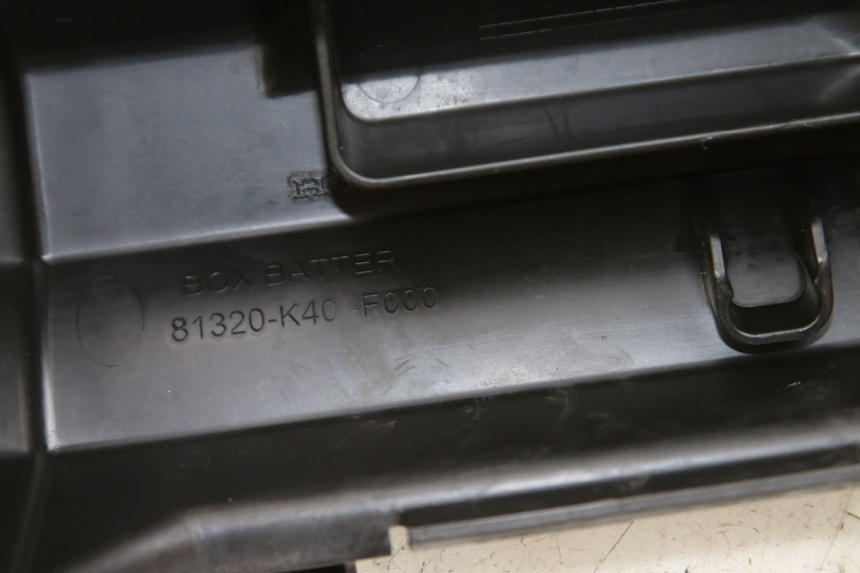 photo de BATTERIEABDECKUNG HONDA FORZA 125 (2015 - 2016) - Detailansicht des Bauteils