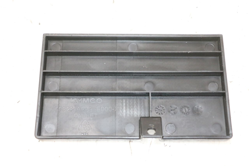 photo de BATTERIEABDECKUNG KYMCO LIKE 4T 50 (2019 - 2025) - Detailansicht des Bauteils