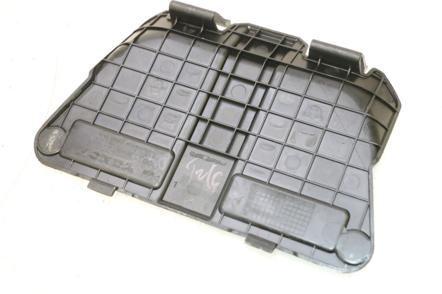 photo de BATTERIEABDECKUNG HONDA PCX (JF57/JF64) 125 (2014 - 2018) - Zoom auf Gebrauchszustand