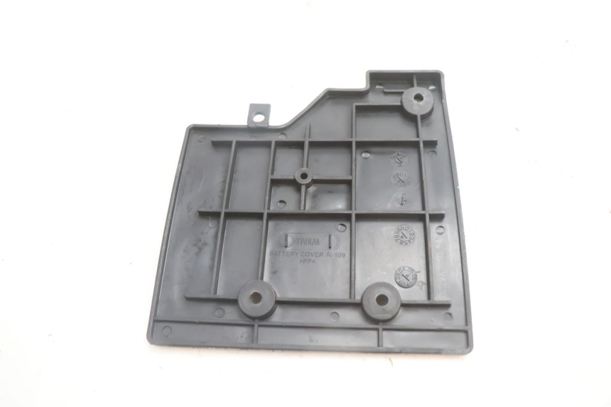 photo de BATTERIEABDECKUNG LAZIO RENO 50 (2016 - 2021) - Alternative Perspektive