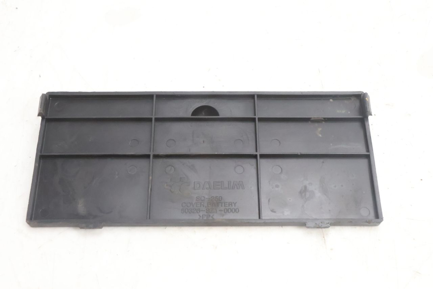 photo de BATTERIEABDECKUNG DAELIM S2 125 (2006 - 2007) - Detailansicht des Bauteils