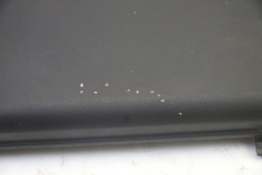 photo de BATTERIEABDECKUNG PIAGGIO XEVO - X EVO 125 (2007 - 2017) - Zoom auf Gebrauchszustand