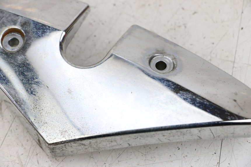 photo de Seitenverkleidung rechts am Rahmen HYOSUNG GV AQUILA 125 (2000 - 2009) - Zoom auf Gebrauchszustand