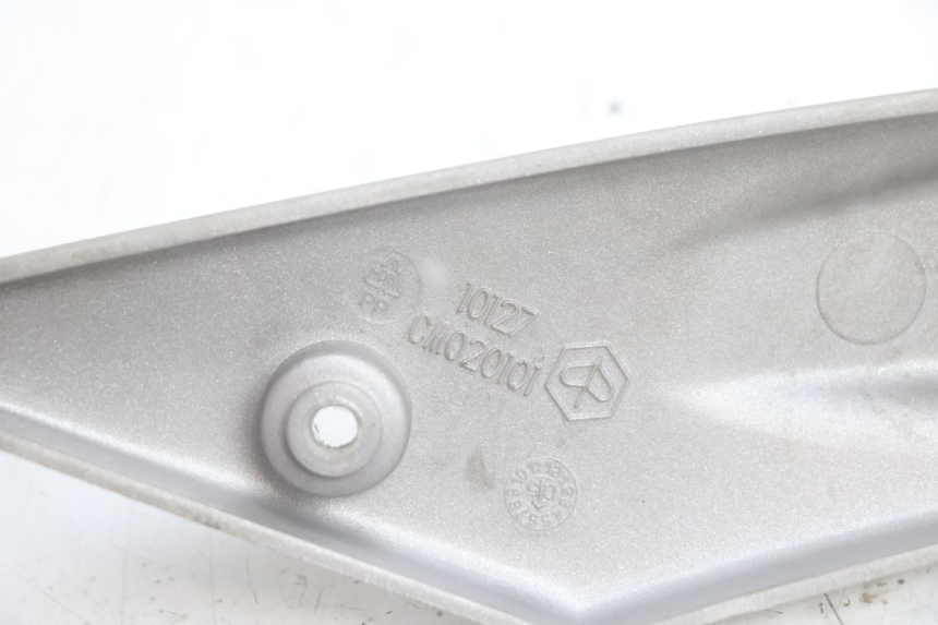 photo de RAHMENABDECKUNG RECHTS PIAGGIO LIBERTY 125 (1998 - 2008) - Details der Befestigungspunkte