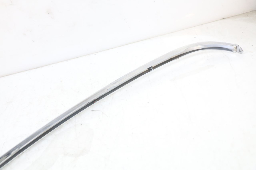 photo de RAHMENABDECKUNG RECHTS PEUGEOT DJANGO 125 (2014 - 2017) - Details der Befestigungspunkte