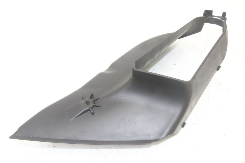 photo de RAHMENABDECKUNG RECHTS PEUGEOT SATELIS COMPRESSOR K15 125 (2006 - 2009) - Detailansicht des Bauteils