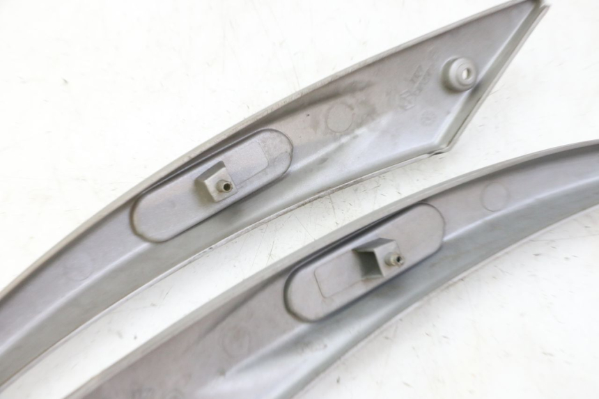 photo de RAHMENABDECKUNG PIAGGIO LIBERTY 125 (1998 - 2008) - Detailansicht des Bauteils