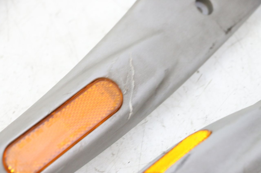 photo de RAHMENABDECKUNG PIAGGIO LIBERTY 125 (1998 - 2008) - Details der Befestigungspunkte