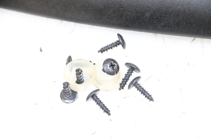 photo de RAHMENABDECKUNG PIAGGIO BEVERLY 125 (1998 - 2005) - Details der Befestigungspunkte