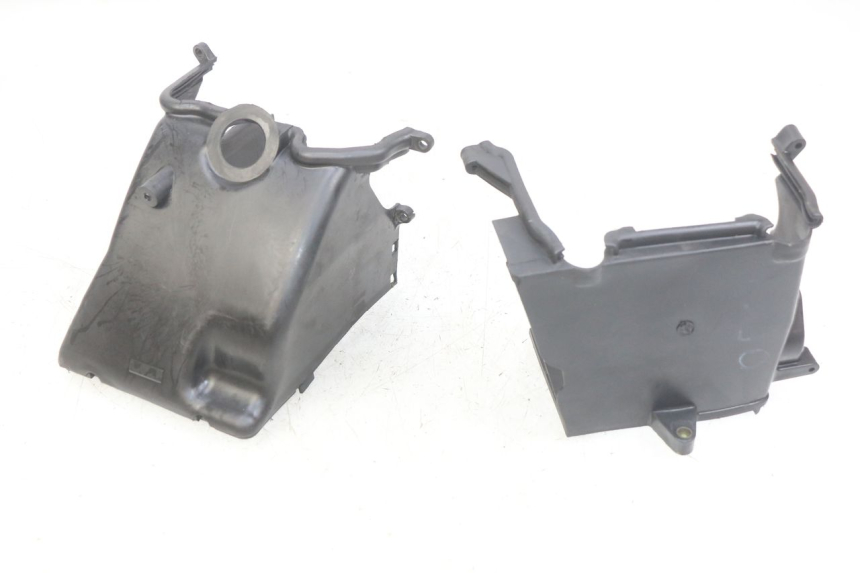 photo de ZYLINDERABDECKUNG PEUGEOT CITYSTAR AIR 125 (2014 - 2017) - Details der Befestigungspunkte