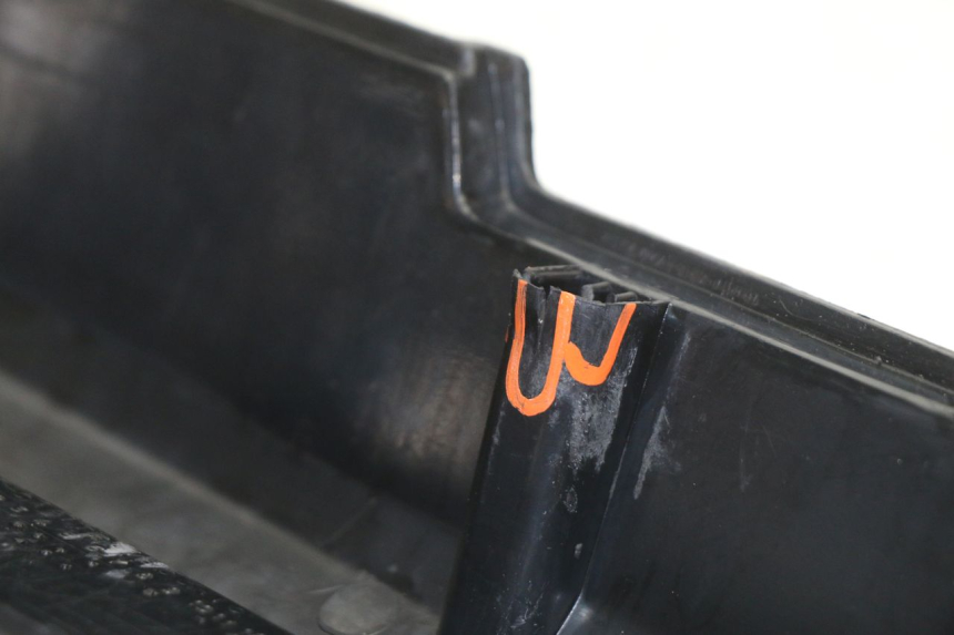 photo de UNTER SITZ VERKLEIDUNG RECHTS PEUGEOT 103 SPX CLIP 50 (1989 - 1992) - Details der Befestigungspunkte