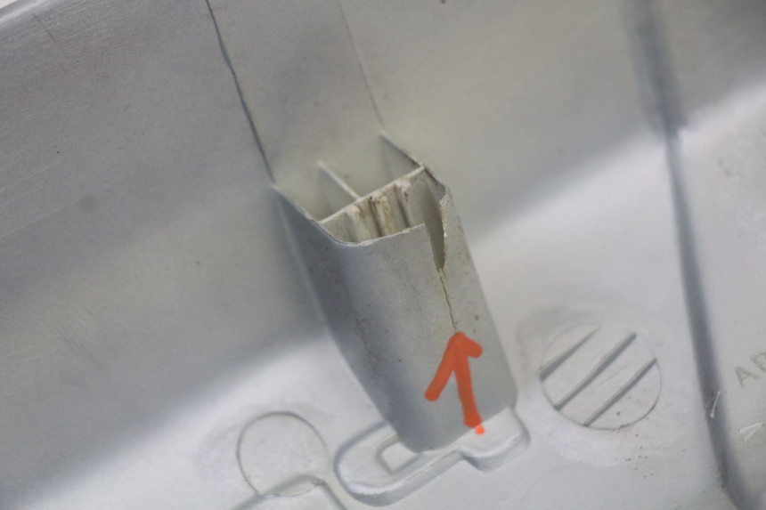 photo de RECHTER SITZBANKDECKEL PEUGEOT 103 VOGUE VS2 50 (2004 - 2017) - Kennzeichnungen und Originalreferenzen