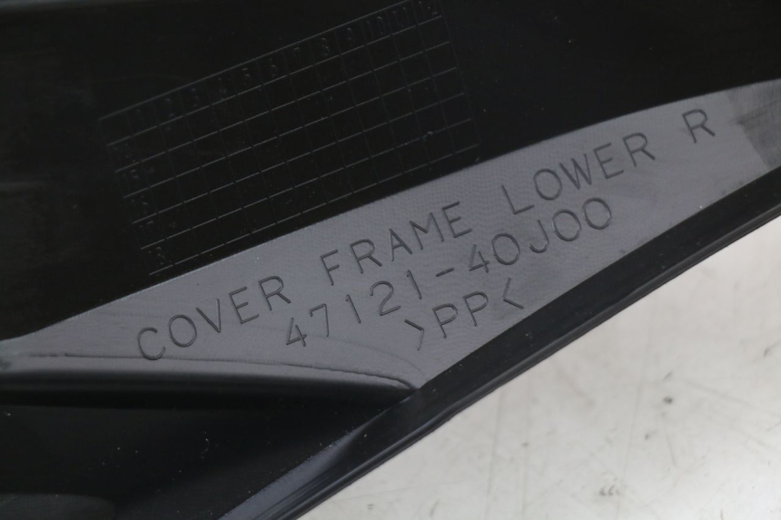 photo de UNTER SITZ VERKLEIDUNG RECHTS SUZUKI ADDRESS 110 (2015 - 2020) - Kennzeichnungen und Originalreferenzen