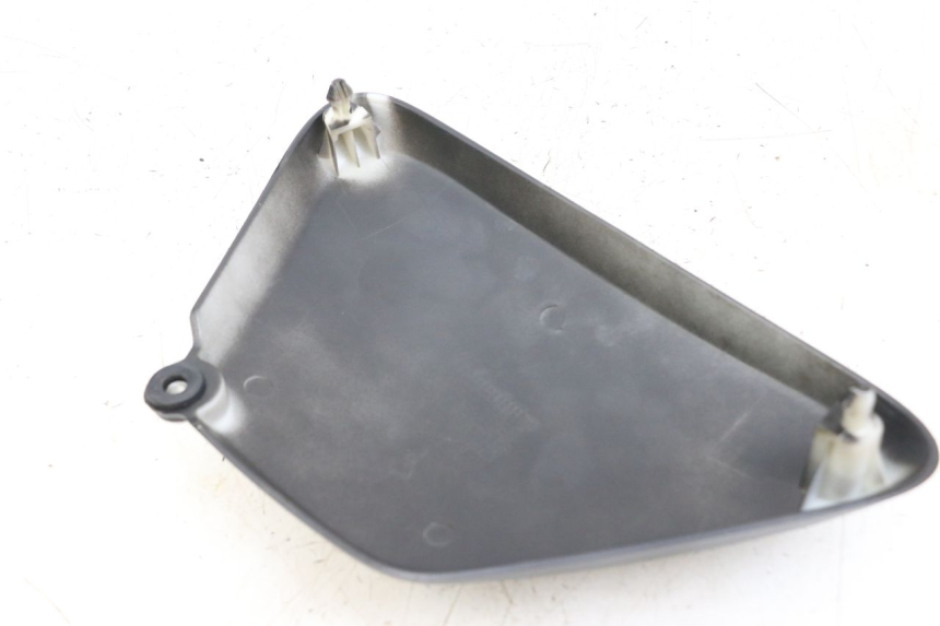 photo de UNTER SITZ VERKLEIDUNG RECHTS ARCHIVE CAFE RACER 4T 50 (2019 - 2024) - Detailansicht des Bauteils