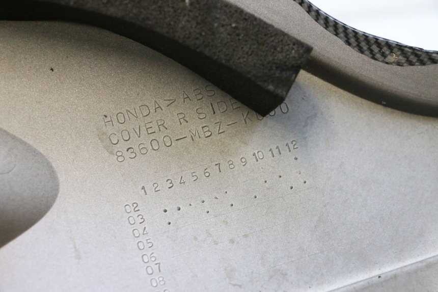 photo de UNTER SITZ VERKLEIDUNG RECHTS HONDA CB F HORNET 600 (2005 - 2006) - Zoom auf Gebrauchszustand
