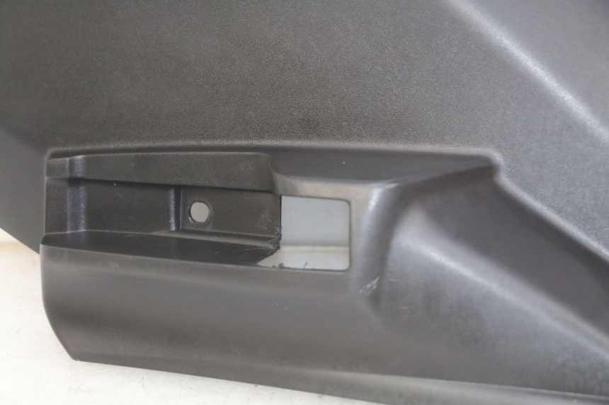 photo de RECHTER SITZBANKDECKEL PEUGEOT CITYSTAR AIR 125 (2014 - 2017) - Kennzeichnungen und Originalreferenzen