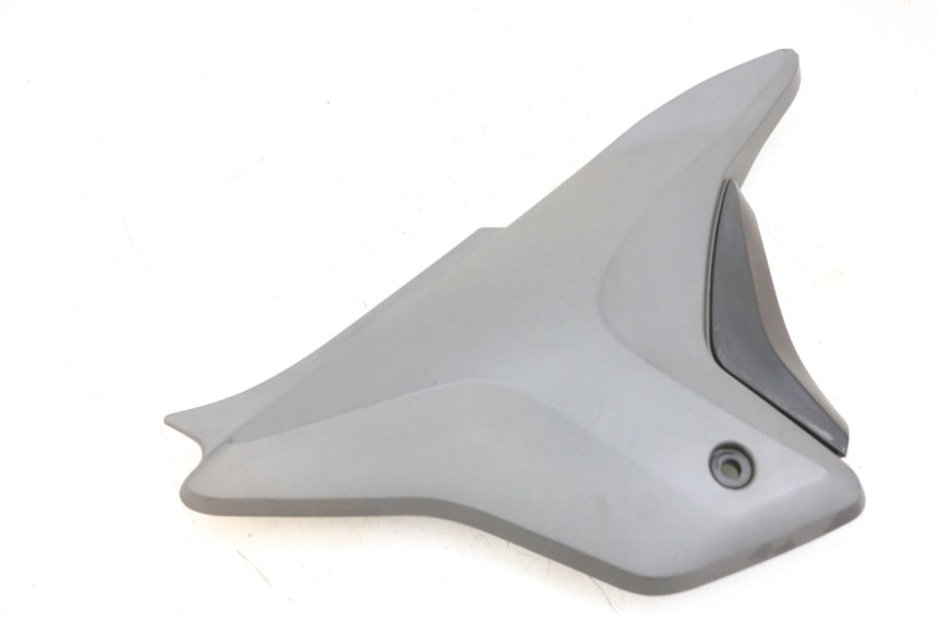 photo de UNTER SITZ VERKLEIDUNG RECHTS KSR CODE 125 (2018 - 2020) - Detailansicht des Bauteils