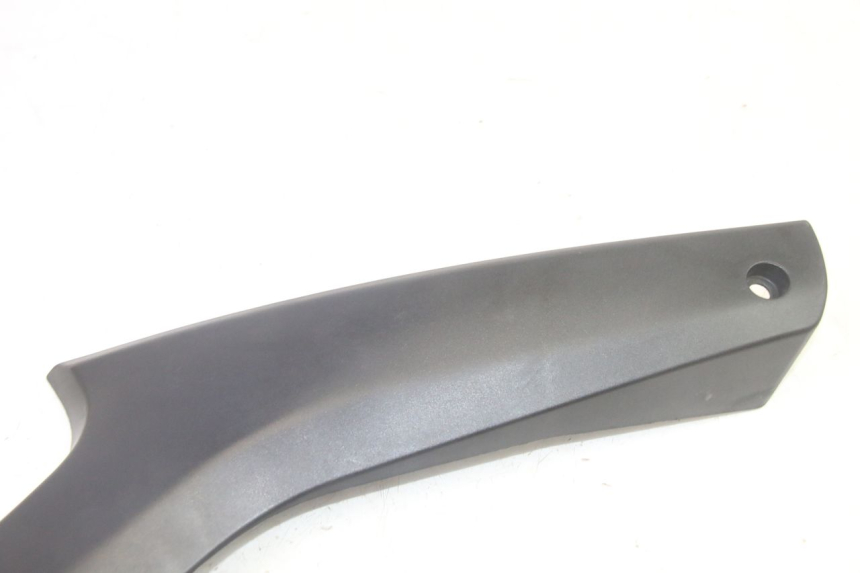 photo de UNTER SITZ VERKLEIDUNG RECHTS SUZUKI DL V STROM 1000 (2002 - 2007) - Zoom auf Gebrauchszustand