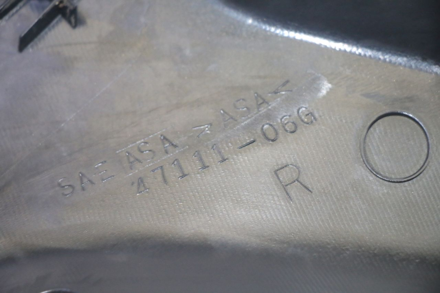 photo de UNTER SITZ VERKLEIDUNG RECHTS SUZUKI DL V STROM 1000 (2002 - 2007) - Oberflächenzustand und Material