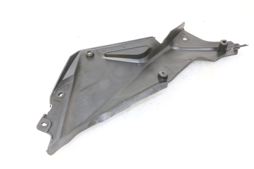 photo de UNTER SITZ VERKLEIDUNG RECHTS STAHO FH 50 (2018 - 2019) - Detailansicht des Bauteils