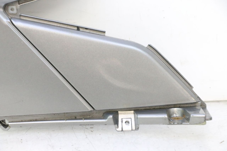 photo de UNTER SITZ VERKLEIDUNG RECHTS GILERA GP 800 (2007 - 2013) - Detailansicht des Bauteils