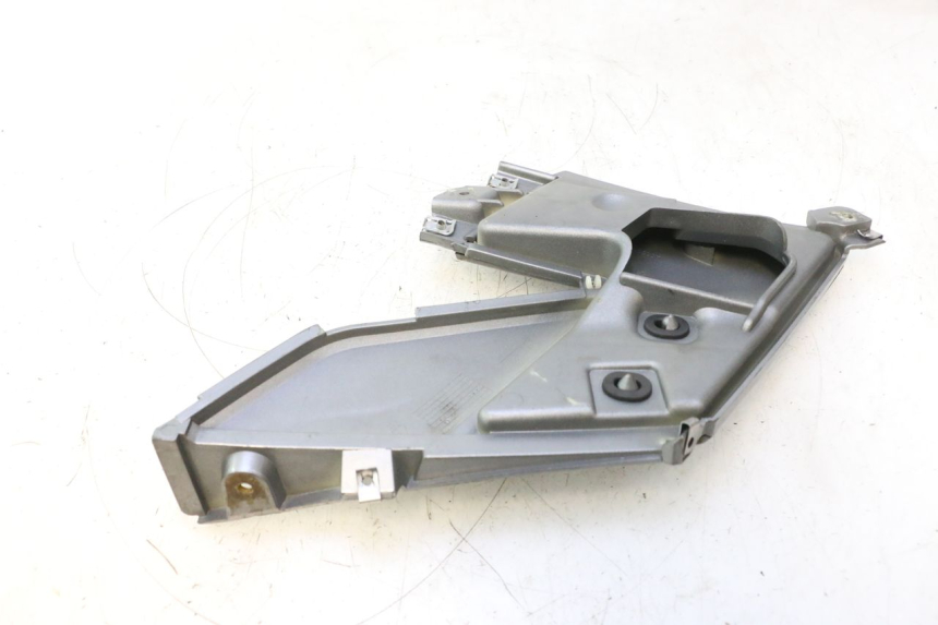 photo de UNTER SITZ VERKLEIDUNG RECHTS GILERA GP 800 (2007 - 2013) - Technische Nahaufnahme