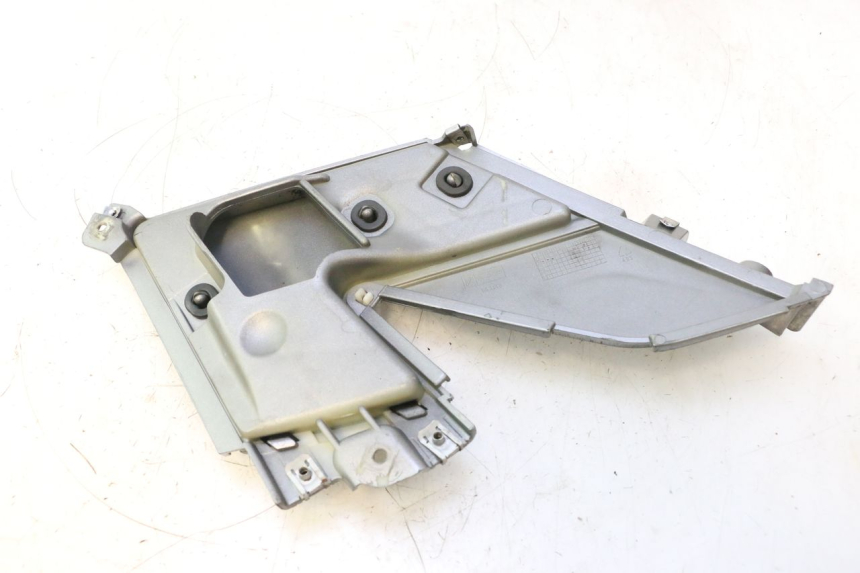 photo de UNTER SITZ VERKLEIDUNG RECHTS GILERA GP 800 (2007 - 2013) - Details der Befestigungspunkte