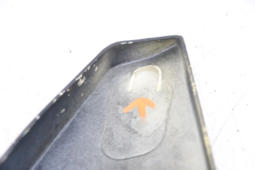 photo de UNTER SITZ VERKLEIDUNG RECHTS KAWASAKI GPZ RX 1000 (1986 - 1988) - Zoom auf Gebrauchszustand