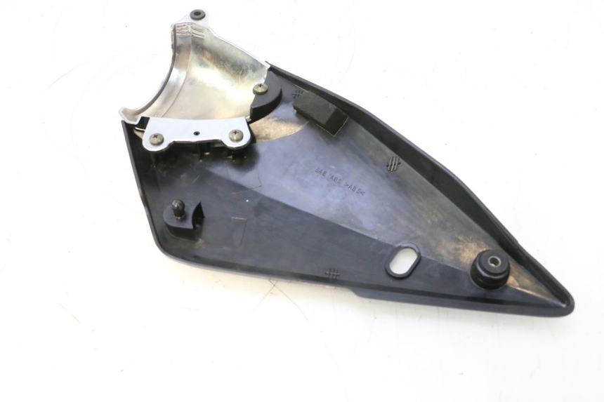 photo de UNTER SITZ VERKLEIDUNG RECHTS SUZUKI GSF N BANDIT 1200 (2001 - 2005) - Zoom auf Gebrauchszustand
