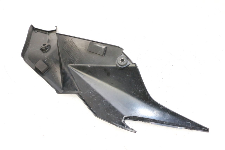 photo de UNTER SITZ VERKLEIDUNG RECHTS SUZUKI GSR 750 (2011 - 2017) - Details der Befestigungspunkte