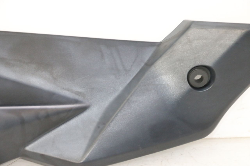 photo de UNTER SITZ VERKLEIDUNG RECHTS SUZUKI GSR 750 (2011 - 2017) - Kennzeichnungen und Originalreferenzen