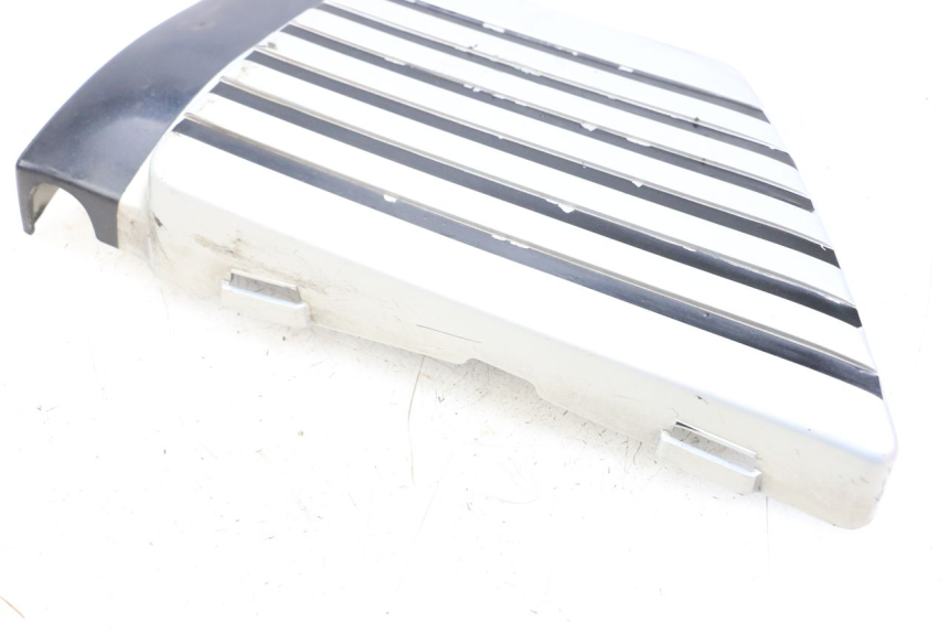 photo de UNTER SITZ VERKLEIDUNG RECHTS SUZUKI GSX E 250 (1982 - 1983) - Detailansicht des Bauteils