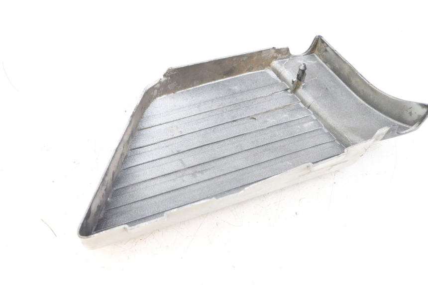 photo de UNTER SITZ VERKLEIDUNG RECHTS SUZUKI GSX E 250 (1982 - 1983) - Zoom auf Gebrauchszustand