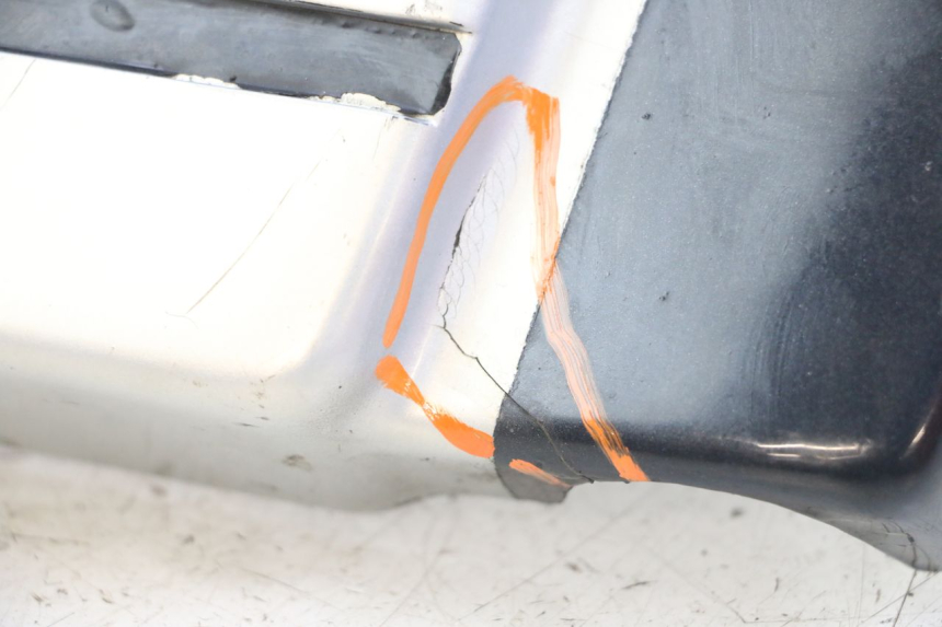 photo de UNTER SITZ VERKLEIDUNG RECHTS SUZUKI GSX E 250 (1982 - 1983) - Details der Befestigungspunkte