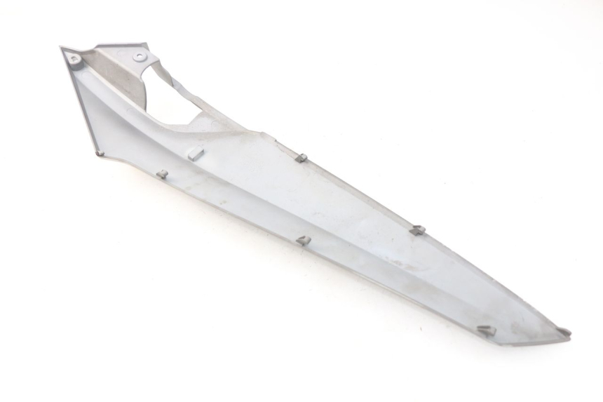 photo de UNTER SITZ VERKLEIDUNG RECHTS SYM GTS EFI ABS 125 (2012 - 2016) - Zoom auf Gebrauchszustand