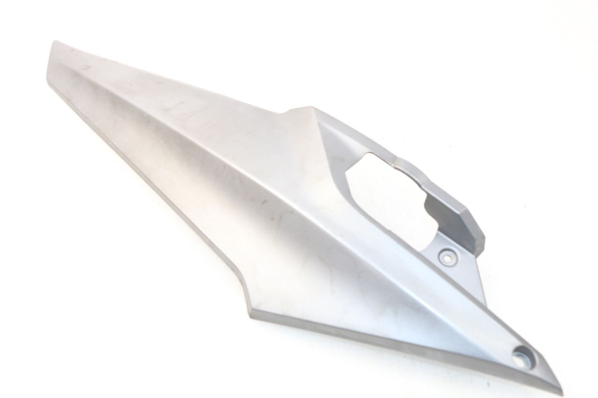 photo de UNTER SITZ VERKLEIDUNG RECHTS SYM GTS EFI ABS 125 (2012 - 2016) - Details der Befestigungspunkte