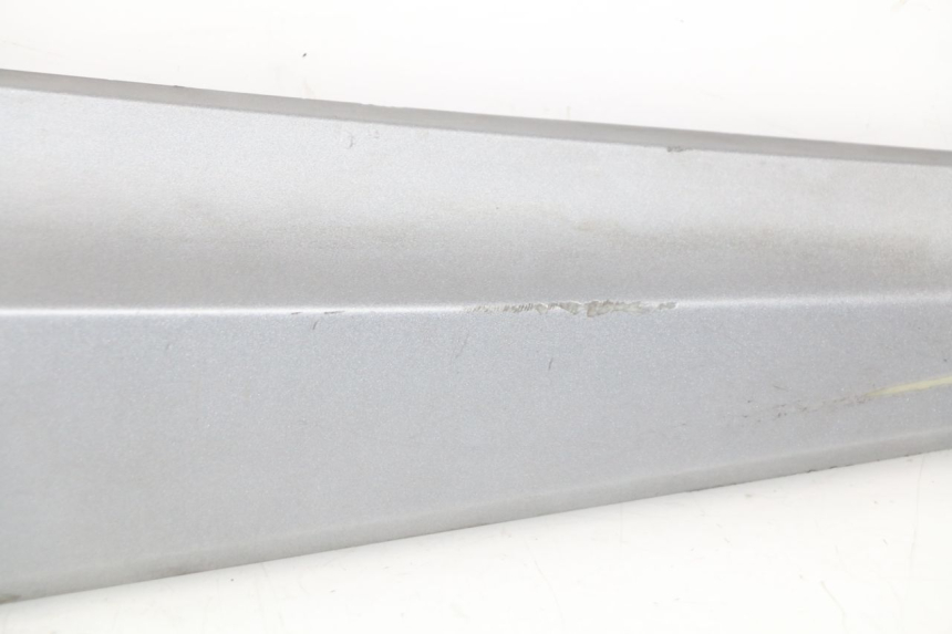 photo de UNTER SITZ VERKLEIDUNG RECHTS SYM GTS EFI ABS 125 (2012 - 2016) - Details der Befestigungspunkte