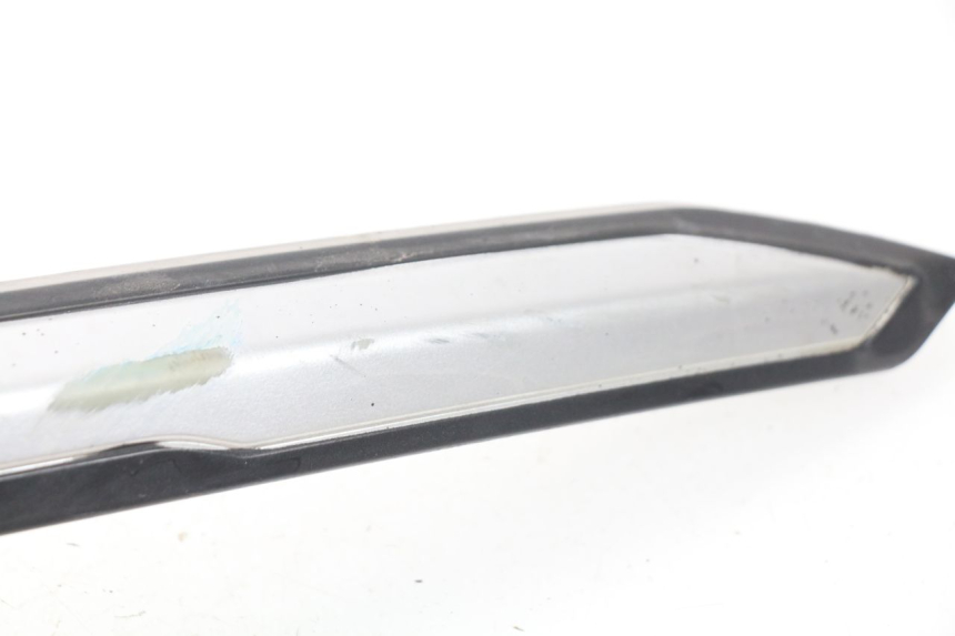 photo de UNTER SITZ VERKLEIDUNG RECHTS SYM GTS EVO 125 (2009 - 2013) - Detailansicht des Bauteils