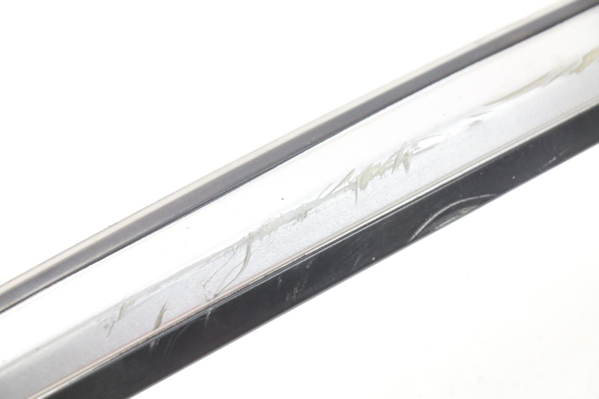 photo de UNTER SITZ VERKLEIDUNG RECHTS SYM GTS EVO 125 (2009 - 2013) - Zoom auf Gebrauchszustand