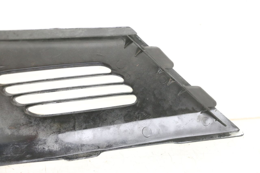 photo de UNTER SITZ VERKLEIDUNG RECHTS HONDA CBR F 1000 (1993 - 1996) - Zoom auf Gebrauchszustand