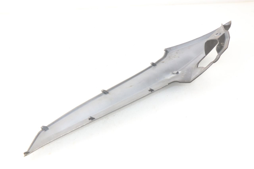 photo de UNTER SITZ VERKLEIDUNG RECHTS SYM JOYMAX 250 (2013 - 2017) - Detailansicht des Bauteils